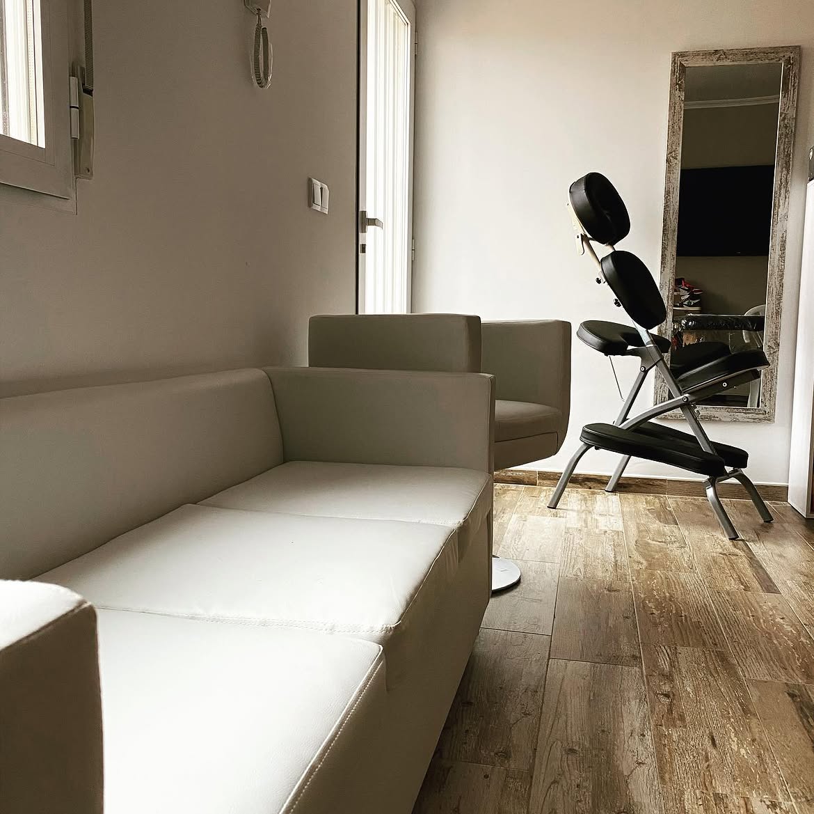 Sillón de tatuar y maquinaria